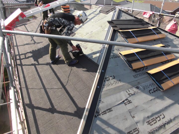 ⑤防水シートの上に新たな屋根材本体を取り付ける➡