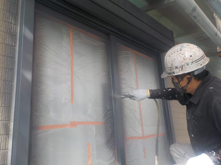 ③吹き付け上塗り➡
