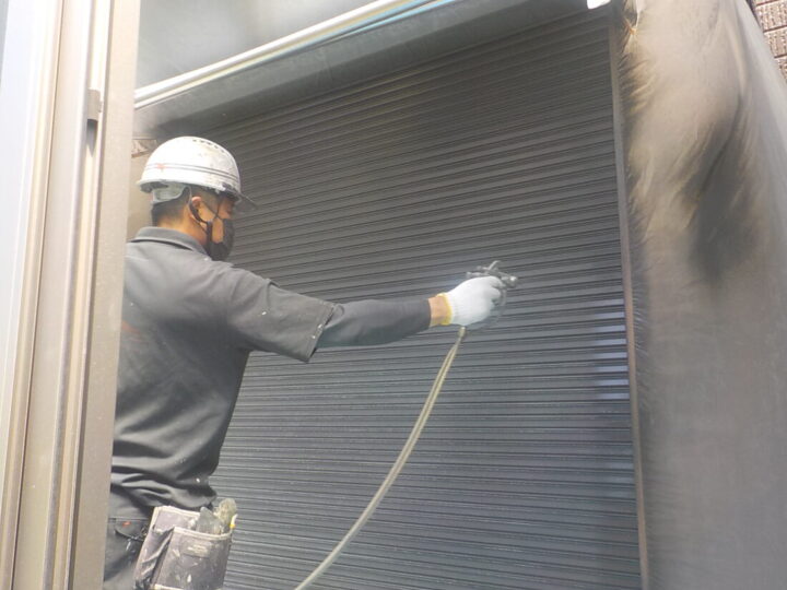 ③吹き付け下塗り➡