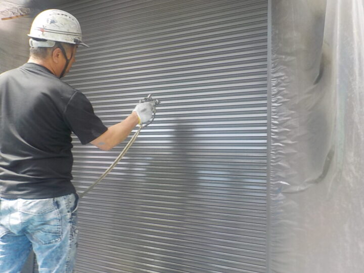 ④吹き付け上塗り➡